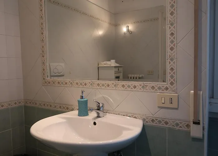 לינה וארוחת בוקר Gg *